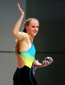 jess schipper waves to crowd in melbourne 06.jpg